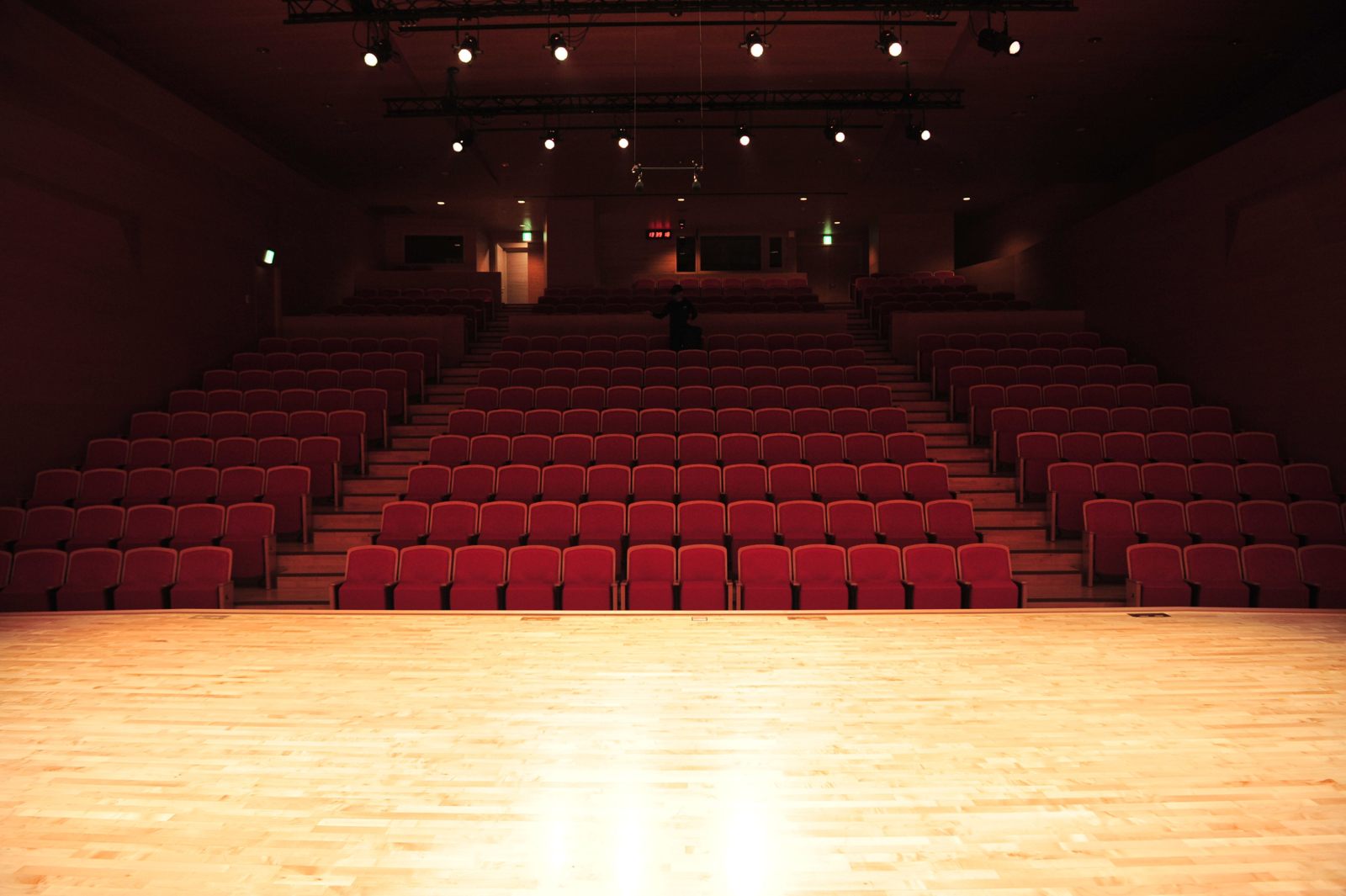 Bartoszycki Dom Kultury od strony sceny: sala, sprzęt, zajęcia i kto tu gra