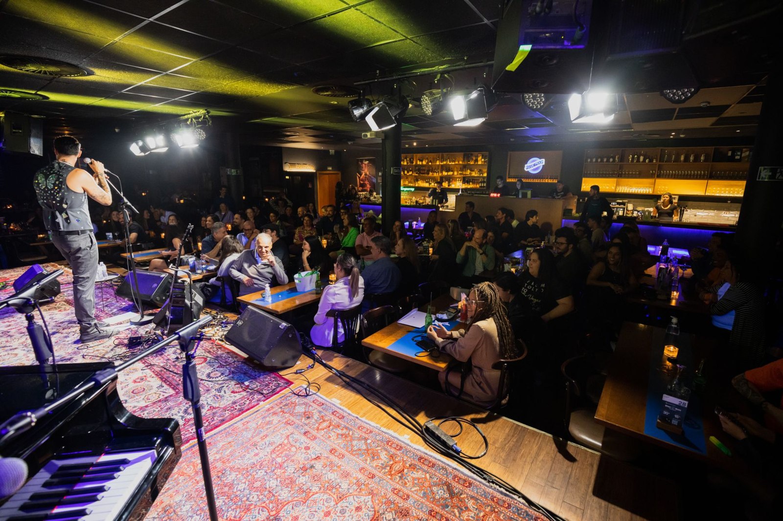 koncert zespołu w niskiej sali pubu w Bartoszycach, scena przy barze, publiczność blisko muzyków, scena lokalna północnej Warmii