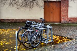Urzędy w Bartoszycach: urząd miasta, starostwo, skarbówka i wydział komunikacji (adresy, godziny, sprawy)